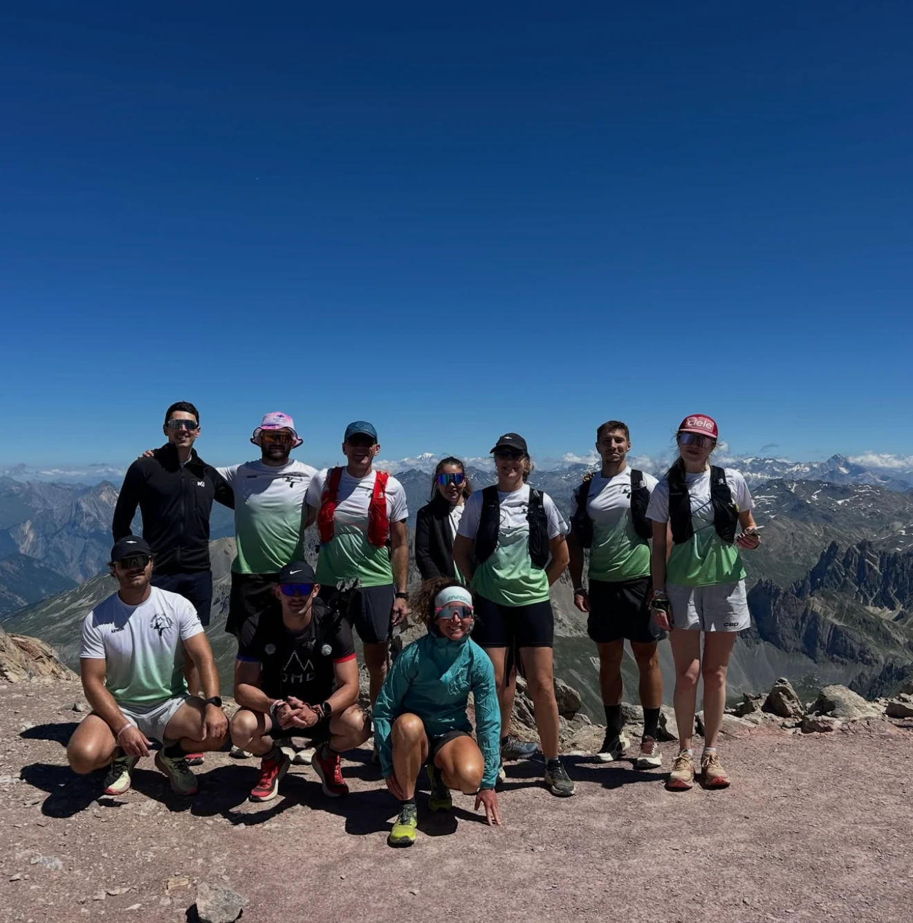 Le groupe du club réuni au sommet, après une sortie en montagne